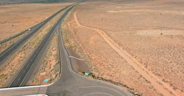 Widok z góry na asfalt międzystanowe przejście drogowe na pustyni w USA, widok z lotu ptaka — Wideo stockowe