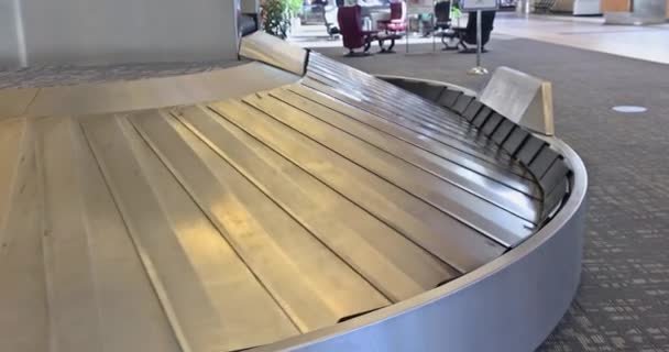 Resväska på flygplatsen internationella turister reser flygplats terminal väntområde, fokusera på resväskor. — Stockvideo