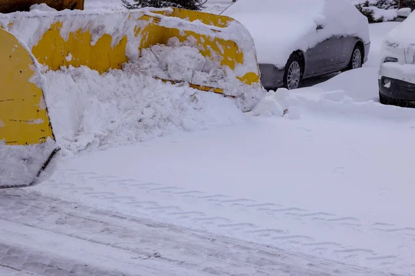 大雪过后市政拖拉机在街上除雪 — 图库照片