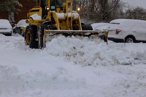 雪崩后拖拉机在停车场除雪 — 图库照片