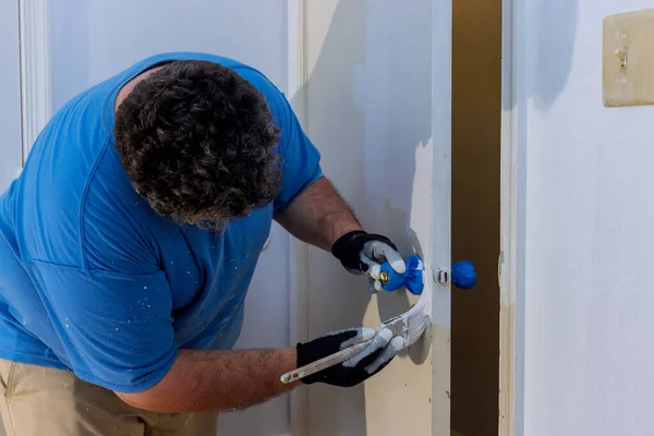 Reparador Carpinteiro Trabalhando Pintura Uma Porta Madeira Usando Pincel — Fotografia de Stock