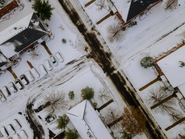 Karlı bir kış günü karla kaplı yolda apartman kompleksinin yanında.