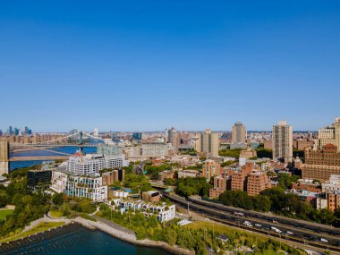 Brooklyn şehir merkezinin New York şehrinin Manhattan Köprüsü 'nün güzel gökyüzü çizgisi New York