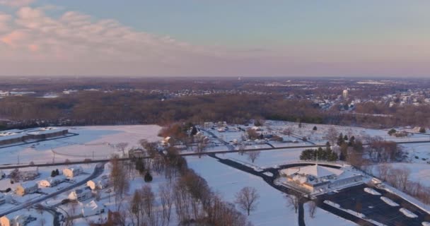 Beyaz kış manzarası evlerdeki küçük kasaba. Karla kaplı karmaşık bölge. — Stok video