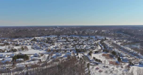 冬の雪の町の空中都市景観は屋根を覆っています — ストック動画