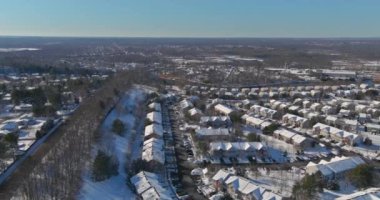 Karlı ve soğuk havada çatıları karlı evler.