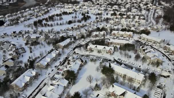 Luchtfoto een besneeuwde winterdag met dak bedekt met witte sneeuw — Stockvideo