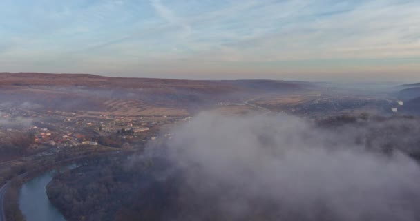 Ομίχλη ομιχλώδες ορεινό τοπίο με δάσος φθινόπωρο — Αρχείο Βίντεο