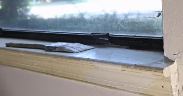 Contractor painting window sills with white paint — 图库视频影像
