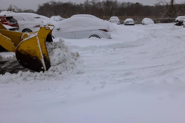 降雪後の駐車場の雪を除去する市サービストラクター — ストック写真