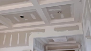 Alçıpanla kaplanmış yeni bir ev inşa ediliyor.