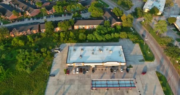 Вид с высоты птичьего полета и парковка рядом с 45 развязками автострады в Хьюстоне, штат Техас — стоковое видео
