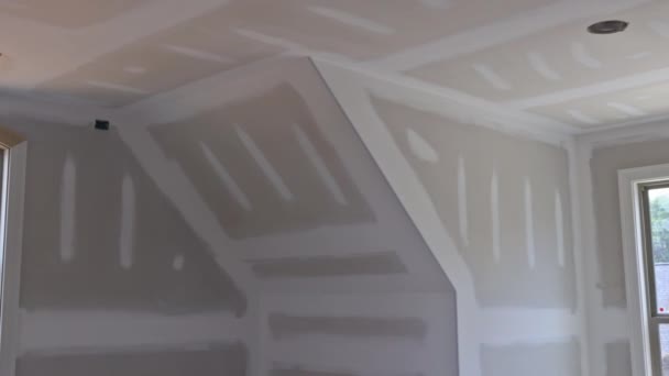 Wykończenie tynkowania płyt gipsowo-kartonowych gotowych do malowania nowym domem — Wideo stockowe