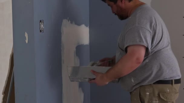 Мастер с помощью штукатурки для отделки старой стены — стоковое видео