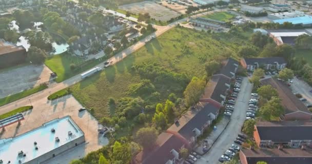 Letecký pohled na v Houstonu, Texas rezidenční komunitní rozvoj předměstí v blízkosti 45 výměnných dálnic — Stock video