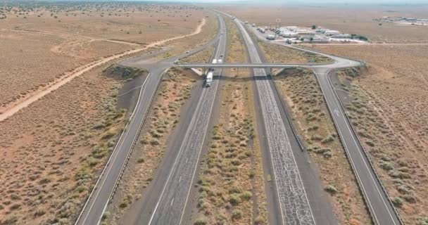 Vista superior del paisaje aéreo de la zona de descanso con un gran aparcamiento cerca del cruce interestatal de asfalto en el desierto de Nuevo México — Vídeos de Stock