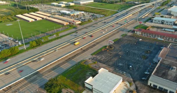 Autos auf dem Parkplatz eines Einkaufszentrums in der Nähe von 45 Autobahnkreuzen in Houston, Texas — Stockvideo