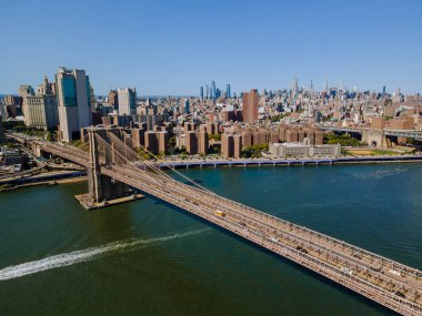 New York 'taki Brooklyn Köprüsü' nün Manhattan hava manzarası
