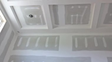 Alçıyı bitiriyorum. Yeni evle boyamaya hazırım.