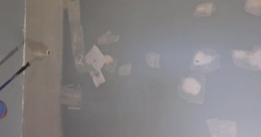 Yüzey duvarında paten fırçasının yanındaki işçi boyası