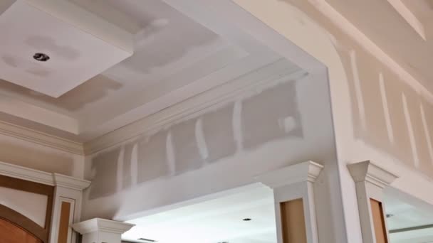 Gesso reboco colocado nas paredes e teto para costuras drywall de pronto para a pintura — Vídeo de Stock