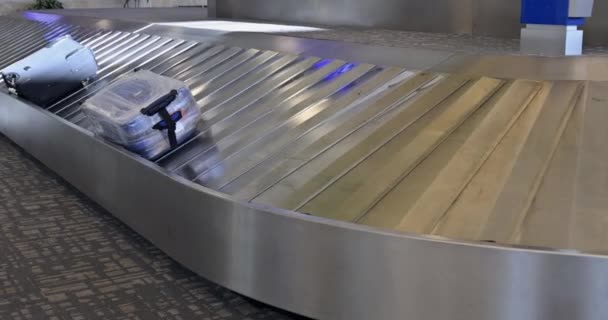 Matkalaukku lentokentällä kansainväliset turistit matkustavat lentokentän terminaali odotustila, keskittyä matkalaukut. — kuvapankkivideo