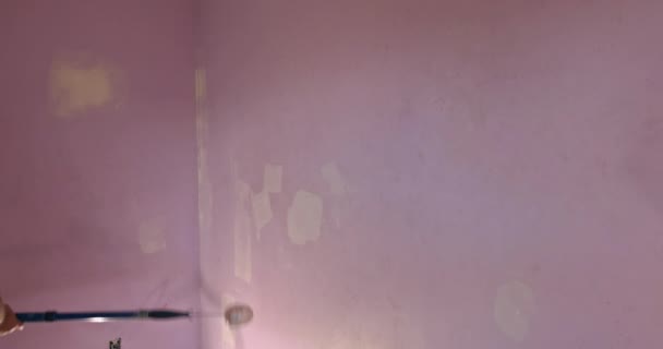 Yüzey duvarında paten fırçasının yanındaki işçi boyası — Stok video