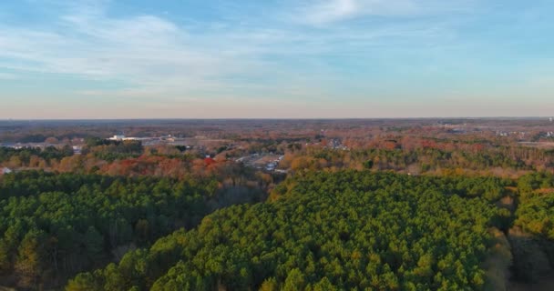 Krásné letecké výhledy na podzimní park v blízkosti vroucího pramenitého městečka v Jižní Karolíně — Stock video