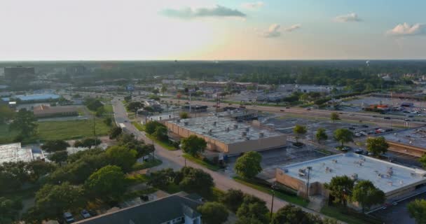 Vista aérea de la plaza del centro comercial residencial en Houston, Texas, cerca de 45 intercambiadores de autopistas en el vecindario durante una puesta de sol — Vídeo de stock