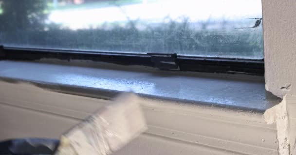 Férfi festészet ablak keret közelkép egy festék ecset kézzel gumikesztyű — Stock videók