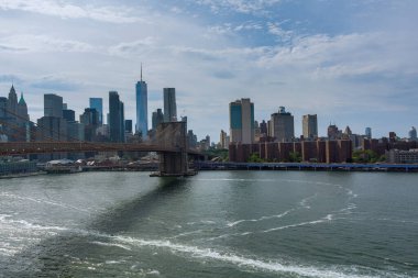 East River üzerindeki Brooklyn Köprüsü New York 'taki Manhattan sahili manzaralı.