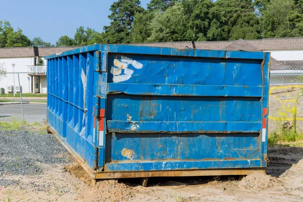 建設廃棄物中の金属容器固体家庭での廃棄物リサイクル — ストック写真