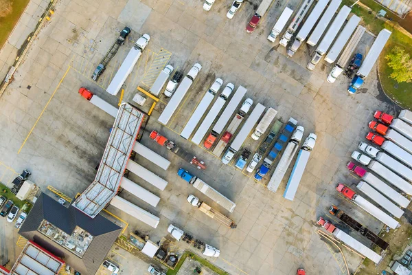 Otobanın otoparkındaki kamyonların dinlenme yerinde benzin ikmali için ABD 'deki benzin istasyonu bulunuyor..