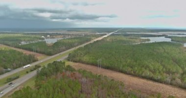 I-10 karayolu üzerindeki trafiğin üst görüntüsü Diamond-head Mississippi 'deki karayolu.