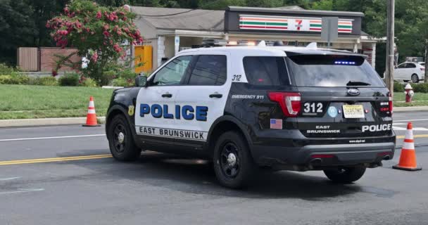 Fermé par la police bloqué pendant les travaux de construction de routes dans la ville — Video