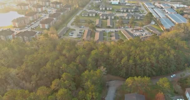 Luftaufnahme einer Kleinstadt in Denham Springs in Louisiana Schönwetter-Herbsttag — Stockvideo