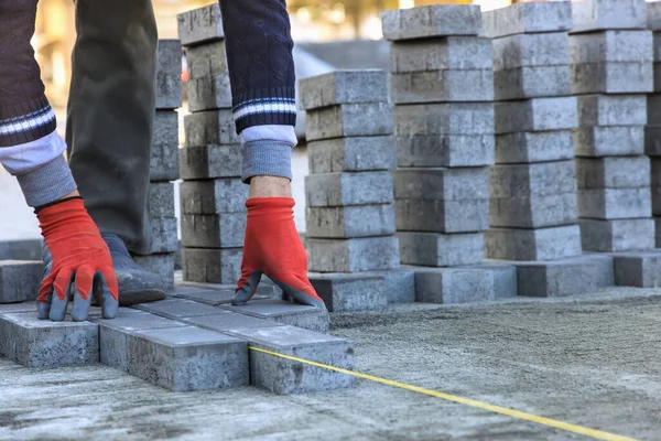 Instalación Construcción Pavimentos Acera Bloques Piedra Una Carretera Trabajo Interbloqueo — Foto de Stock