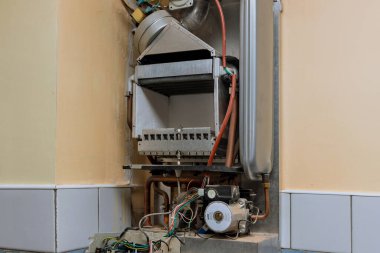 Isıtma sistemi yükleyicisi tarafından kazan dairesine kuruluyor ve servis ediliyor