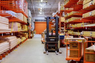 15 Aralık 2021 Doğu Brunswick, NJ US: Home Depot ev geliştirme mağazasındaki kereste deposu