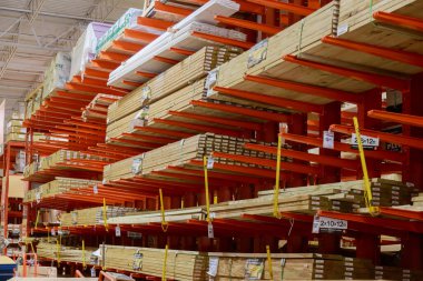 15 Aralık 2021 Doğu Brunswick, NJ US: Kereste bölümünün Home Depot geliştirme mağazası