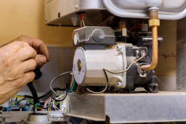 Tehnic, sıcak su ve ısıtma ekipmanları için gaz kazanı ile ilgili sorunu çözer