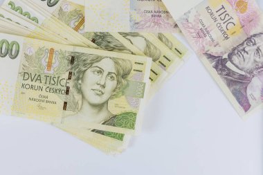 Beyaz arka planda Czech koruna banknotları ile Çek kağıt para