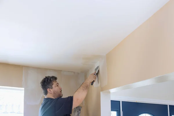 Hombre Poniendo Una Placa Yeso Una Espátula Mano Aplicar Yeso — Foto de Stock