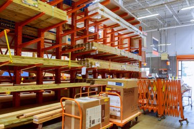 15 Aralık 2021 Doğu Brunswick, NJ US: Home Depot ev geliştirme mağazasının onarım malzemeleri için kereste deposu