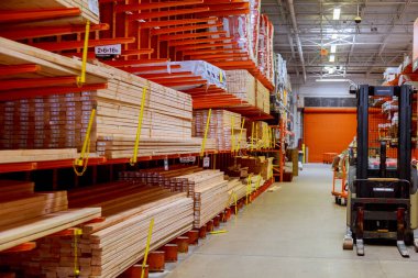 15 Aralık 2021 Doğu Brunswick, NJ ABD: Home Depot mağazasının kereste bölümü