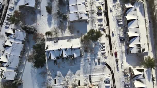 Vista aérea en la pequeña ciudad un techo cubierto de nieve de una casa después de la nevada — Vídeo de stock