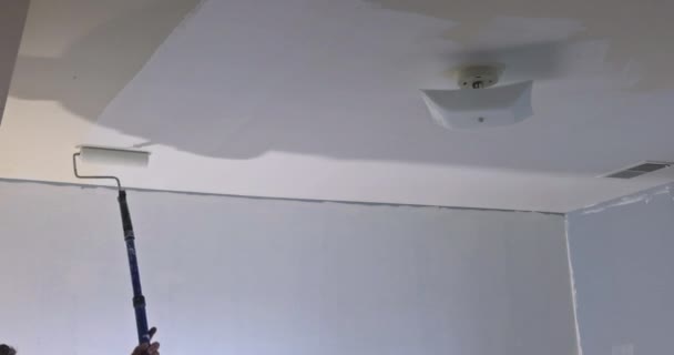 Materiali di riparazione con bianco primer pittura soffitto vernice rullo — Video Stock