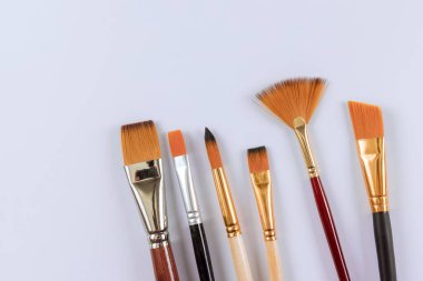 Beyaz izole arkaplanda sanatsal fırçaları boya