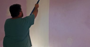 Beyaz astar boyalı duvarlar boya silindiriyle apartman tamiri