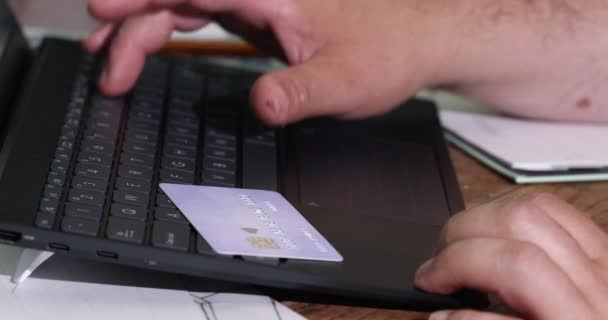 Online winkelen Cyber Maandag handen houden met behulp van internet bankieren met creditcard voor het maken van betalingstransactie met laptop tafel — Stockvideo